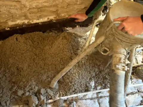 Laying lime screed over underfloor heating, JAM Floor Screeding